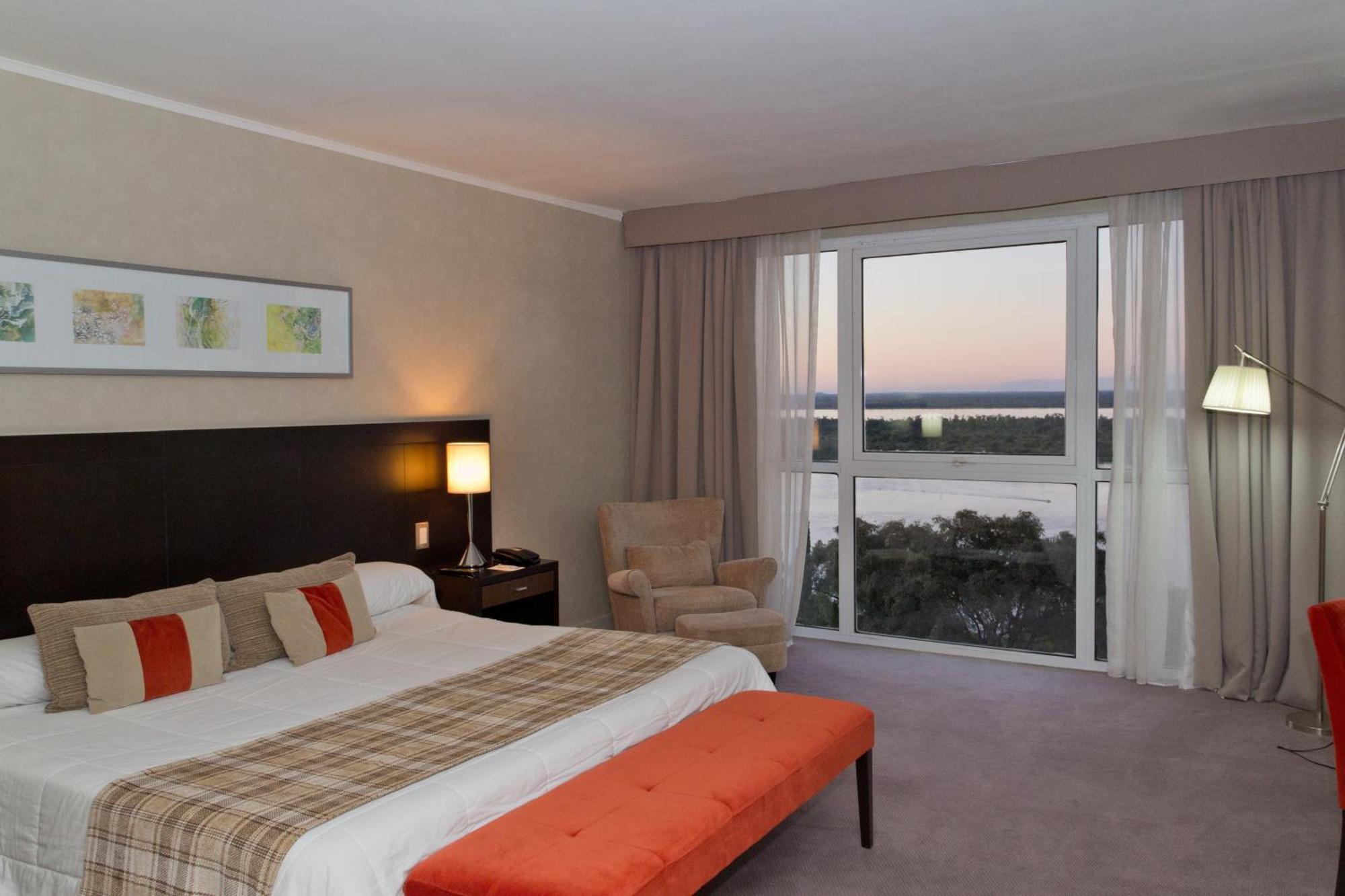 Howard Johnson Plaza Resort & Casino Mayorazgo Paraná Værelse billede A bedroom at the Hilton Johannesburg