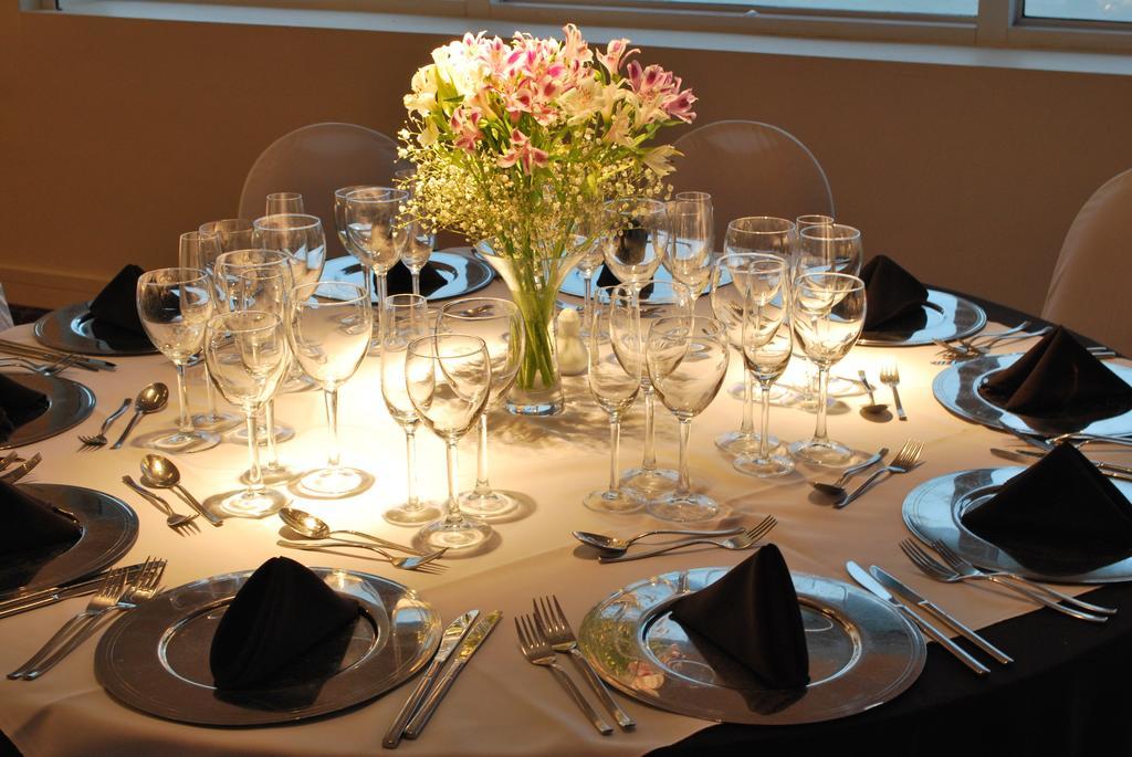 Howard Johnson Plaza Resort & Casino Mayorazgo Paraná Eksteriør billede A table set for a formal dinner
