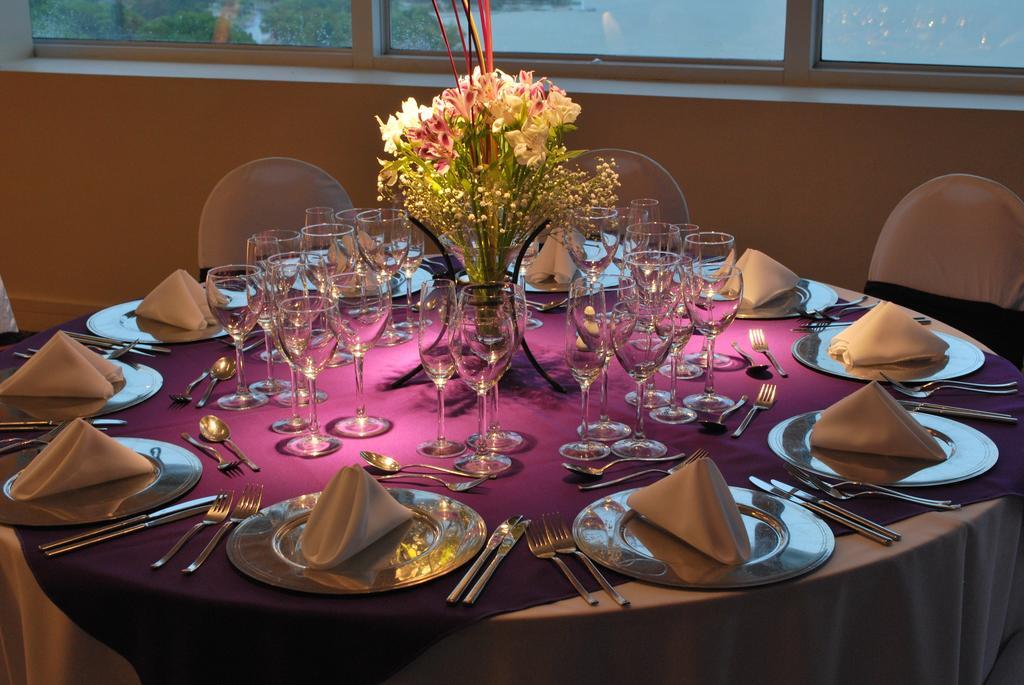 Howard Johnson Plaza Resort & Casino Mayorazgo Paraná Eksteriør billede A table set for a formal dinner