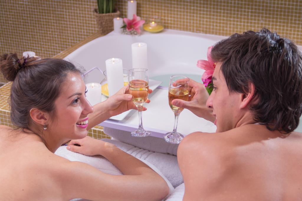 Howard Johnson Plaza Resort & Casino Mayorazgo Paraná Eksteriør billede A couple relaxing in a spa