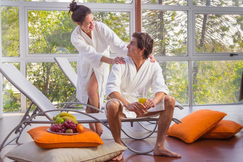 Howard Johnson Plaza Resort & Casino Mayorazgo Paraná Eksteriør billede A couple relaxing in a spa