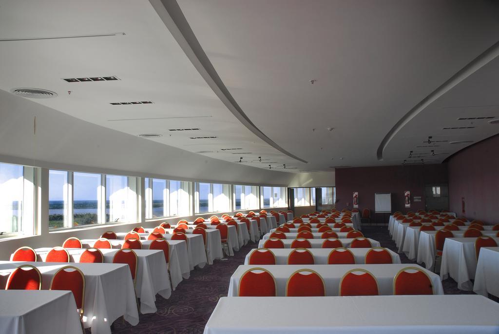 Howard Johnson Plaza Resort & Casino Mayorazgo Paraná Eksteriør billede The interior of the conference centre