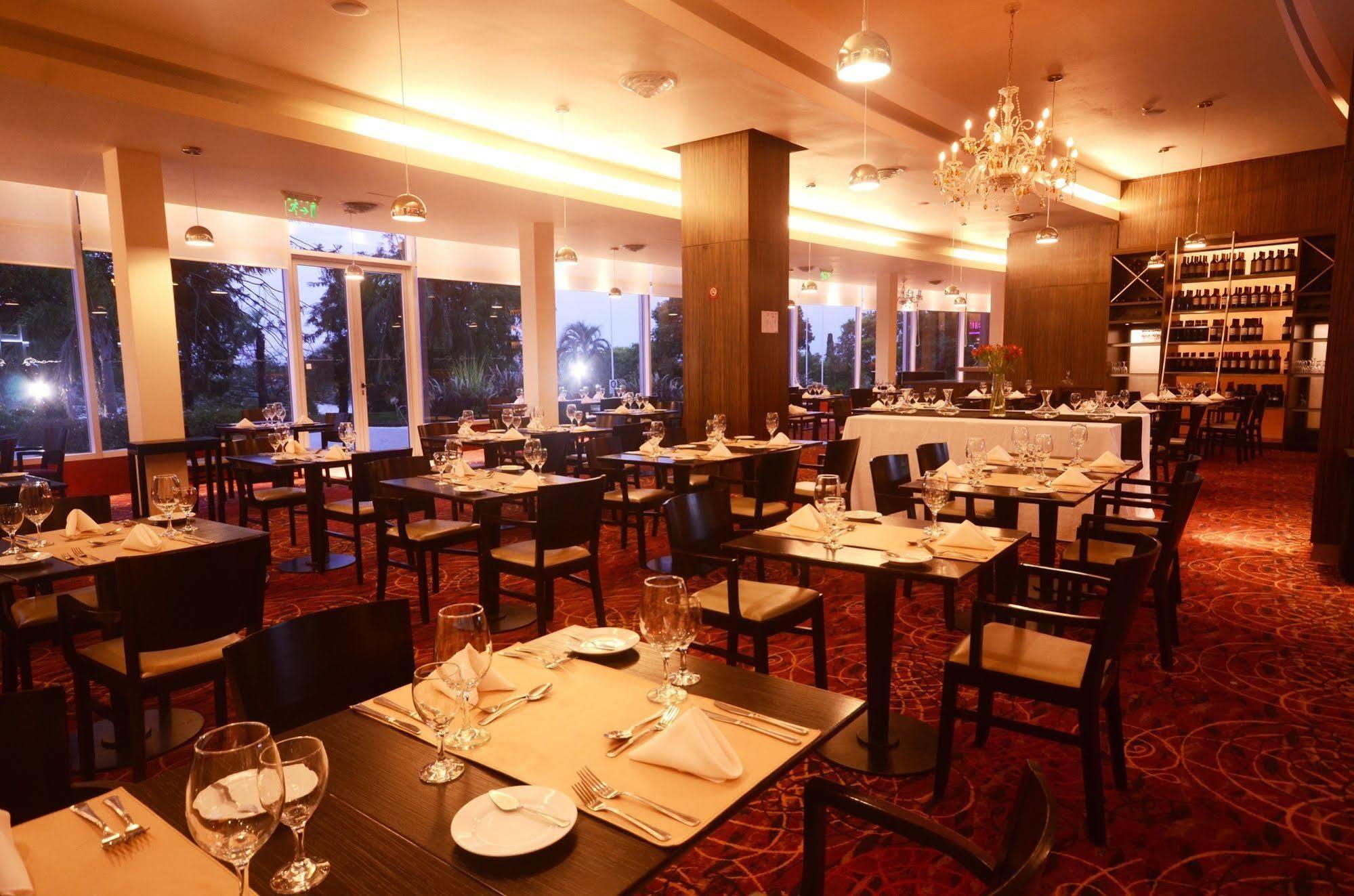 Howard Johnson Plaza Resort & Casino Mayorazgo Paraná Eksteriør billede The interior of the restaurant