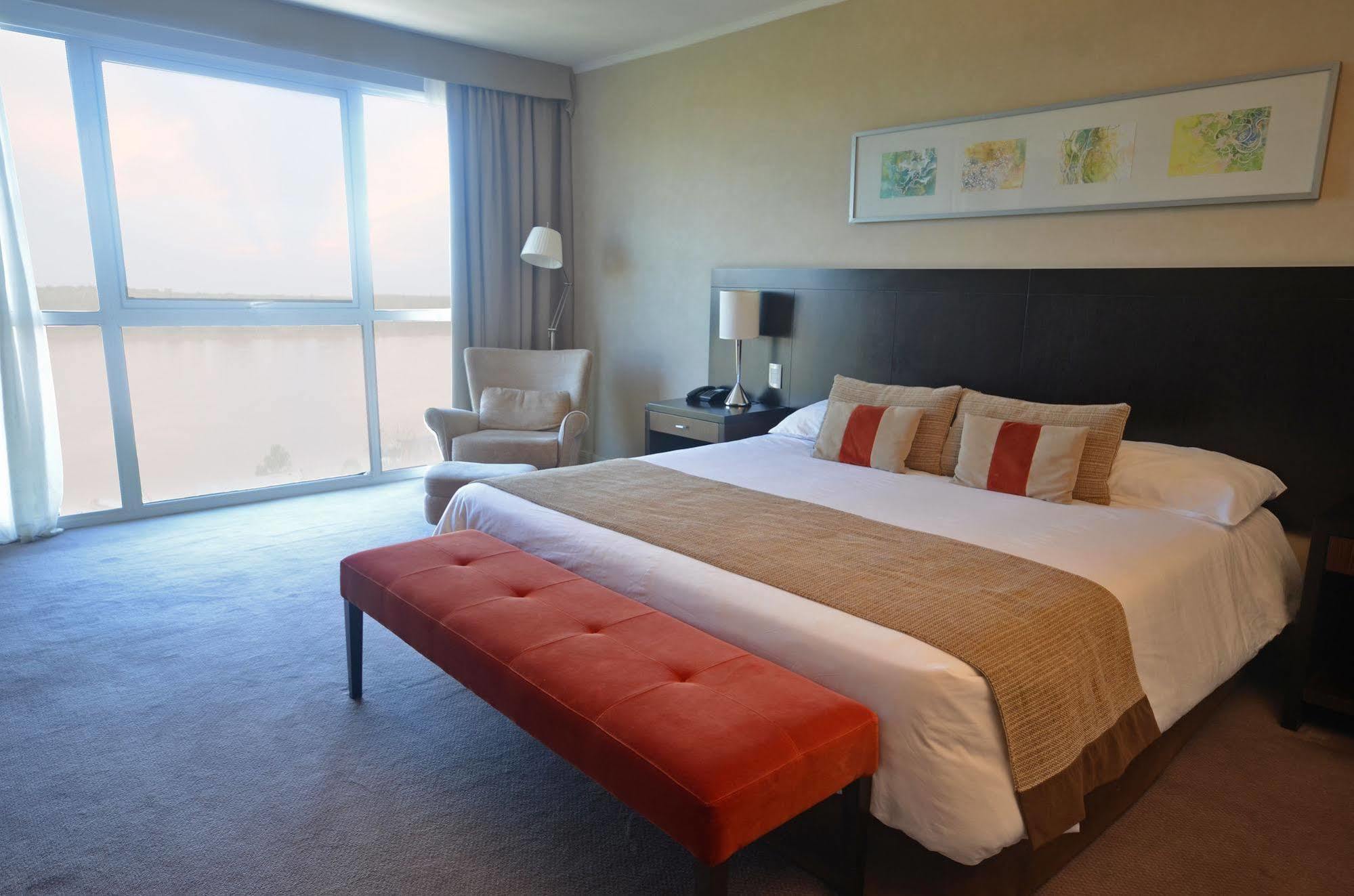 Howard Johnson Plaza Resort & Casino Mayorazgo Paraná Eksteriør billede A bedroom at the hotel