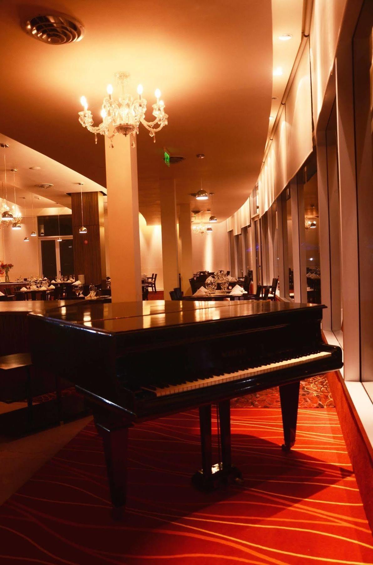 Howard Johnson Plaza Resort & Casino Mayorazgo Paraná Eksteriør billede The piano at the restaurant